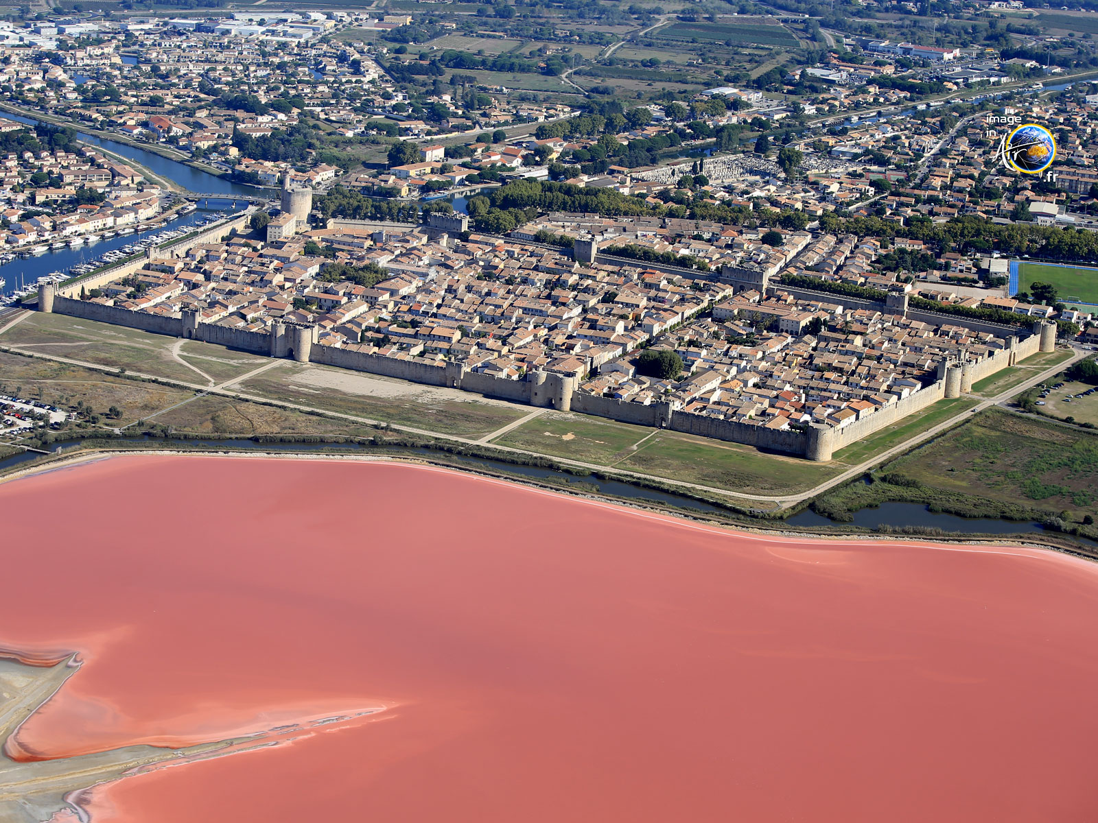 Photo aérienne de Aigues mortes et les salins