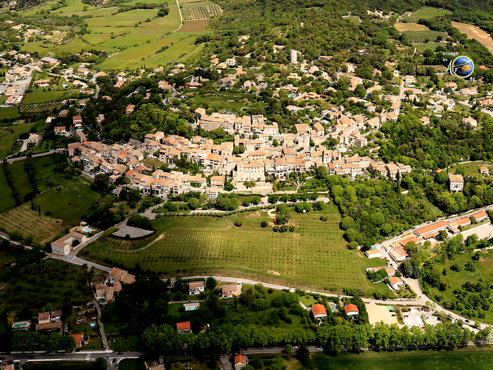 Photo aérienne de Vézénobres village médiéval